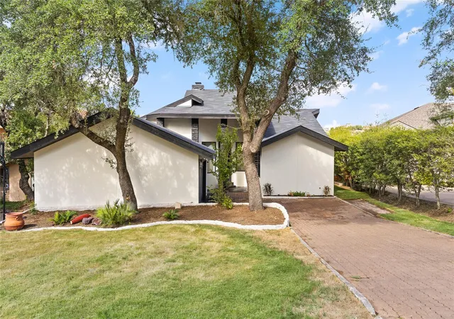 Photo 3 of Single family home for sale at 310 Golf Crst Ln, Lakeway, TX 78734 | MLS# 2578437 | Listing updated on 2026-09-14