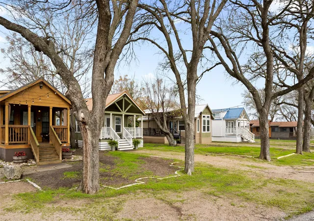 Photo 3 of Multi family home for sale at 250 300 Park Ave, Martindale, TX | MLS# 2549720 | Listing updated on 2026-09-16