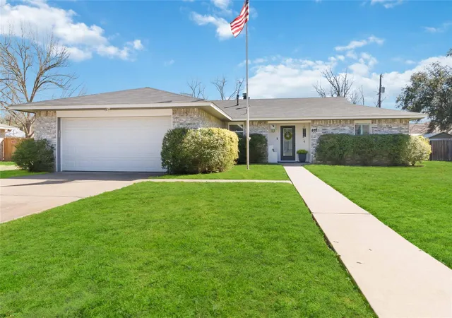 Photo 1 of Single family home for sale at 411 Oak St, Bastrop, TX 78602 | MLS# 4858001 | Listing updated on 2026-09-28