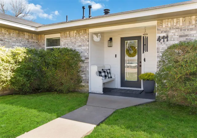 Photo 2 of Single family home for sale at 411 Oak St, Bastrop, TX 78602 | MLS# 4858001 | Listing updated on 2026-09-28