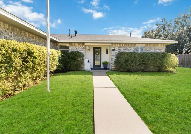Photo 3 of Single family home for sale at 411 Oak St, Bastrop, TX 78602 | MLS# 4858001 | Listing updated on 2026-09-28