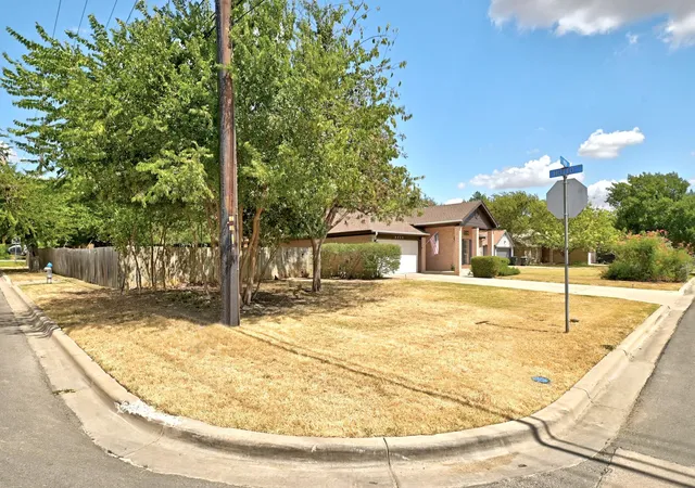 Photo 3 of Single family home for sale at 1701 E 19th Street, Georgetown, TX 78626 | MLS# 2191234 | Listing updated on 2026-09-24