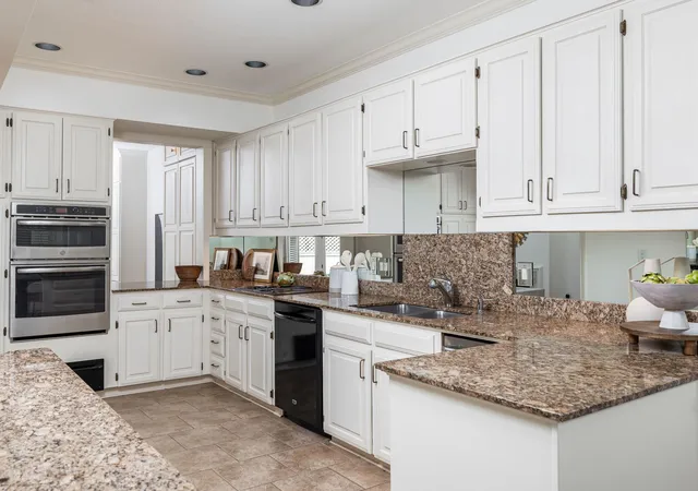 Listing Photo 5 - Condo for sale in building located at 3111 Windsor Rd, Austin, TX 78703 - Unit #E