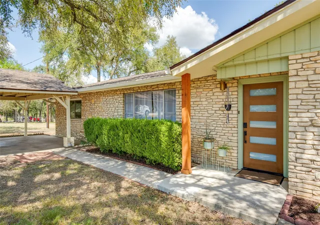 Photo 3 of Sale Pending at 402 Suttles Ave, San Marcos, TX 78666 | MLS# 6513822 | Listing updated on 2026-09-29