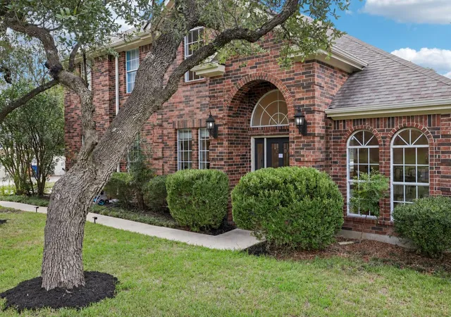 Photo 3 of Single family home for sale at 3915 Idalia Dr, Austin, TX 78749 | MLS# 6436380 | Listing updated on 2026-09-19