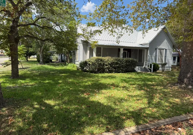 Photo 3 of Single family home for sale at 701 Garwood St, Smithville, TX 78957 | MLS# 8296604 | Listing updated on 2026-09-13
