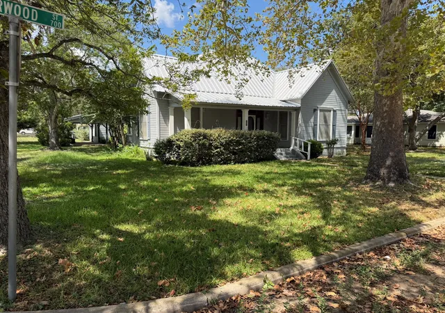 Photo 4 of Single family home for sale at 701 Garwood St, Smithville, TX 78957 | MLS# 8296604 | Listing updated on 2026-09-13