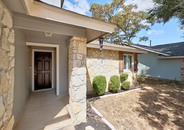Photo 3 of Single family home for sale at 302 Splitrock St, Round Rock, TX 78681 | MLS# 8218254 | Listing updated on 2026-09-13