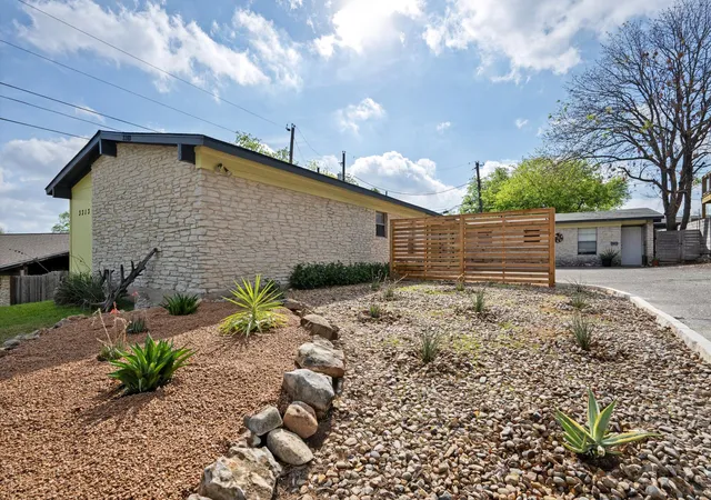 Listing Photo 2 - Condo for sale in building located at 3313 S Oak Dr, Austin, TX 78704 - Unit #