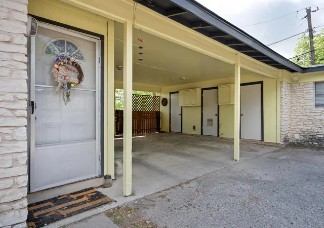 Listing Photo 5 - Condo for sale in building located at 3313 S Oak Dr, Austin, TX 78704