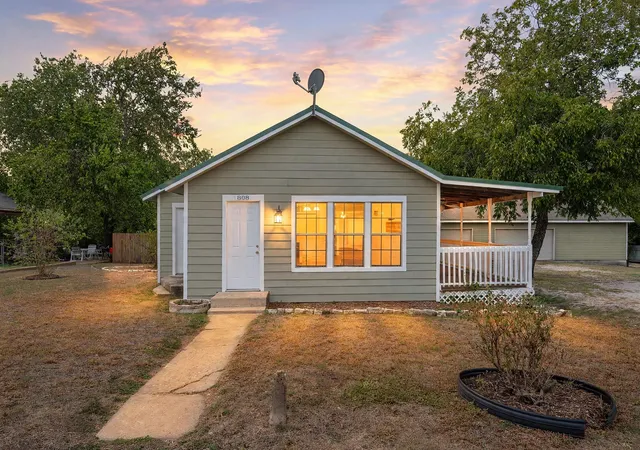 Photo 1 of Single family home for sale at 808 N Water St, Burnet, TX 78611 | MLS# 6991594 | Listing updated on 2026-09-17