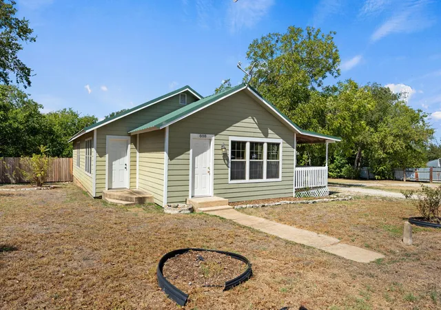 Photo 2 of Single family home for sale at 808 N Water St, Burnet, TX 78611 | MLS# 6991594 | Listing updated on 2026-09-17