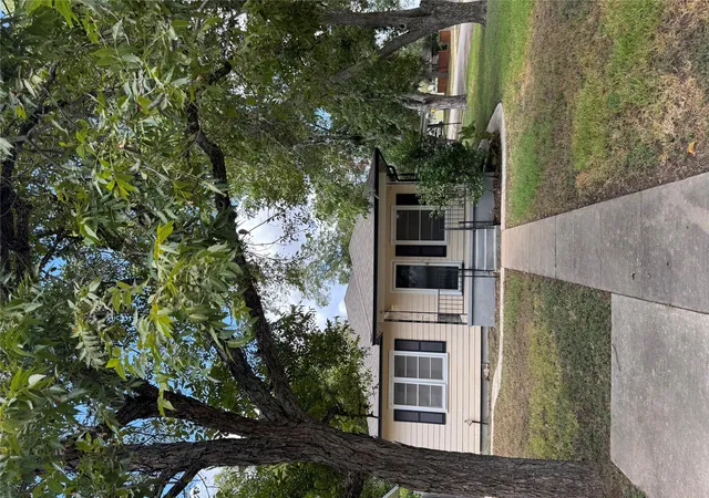Photo 2 of Single family home for sale at 509 Whitehead St, Smithville, TX 78957 | MLS# 8604706 | Listing updated on 2026-09-13