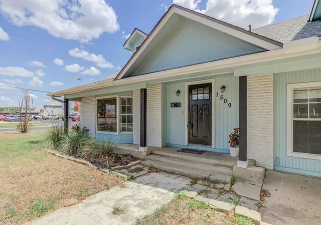 Photo 2 of Single family home for sale at 1509 SW Hill St, Bastrop, TX 78602 | MLS# 4453461 | Listing updated on 2026-10-08