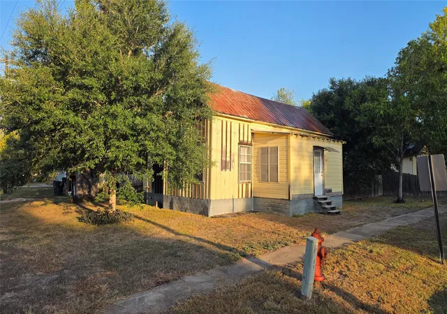 Photo 1 of Single family home for sale at 401 N Pecan St, Moulton, TX 77975 | MLS# 9807712 | Listing updated on 2026-09-13