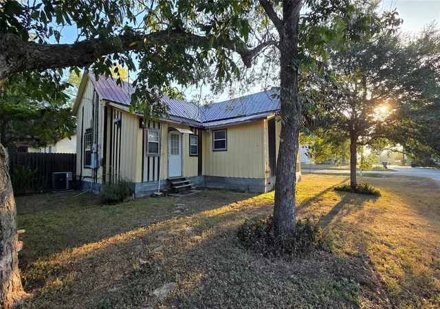 Photo 3 of Single family home for sale at 401 N Pecan St, Moulton, TX 77975 | MLS# 9807712 | Listing updated on 2026-09-13