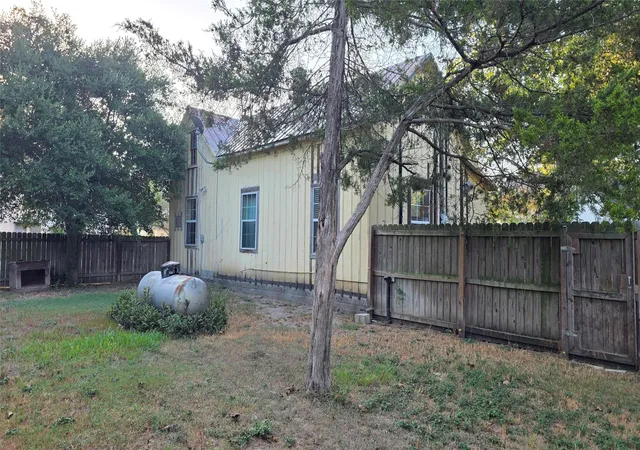 Photo 3 of Single family home for sale at 401 N Pecan St, Moulton, TX 77975 | MLS# 9807712 | Listing updated on 2026-09-13