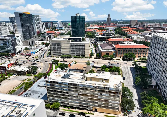 Listing Photo 2 - Condo for sale in building located at 1800 Lavaca St, Austin, TX 78701 - Unit #512