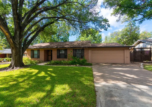 Photo 2 of Sale Pending at 3109 Pinecrest Dr, Austin, TX 78757 | MLS# 4847172 | Listing updated on 2026-10-09