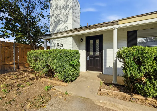 Listing Photo 4 - Condo for sale in building located at 612 Mill St, San Marcos, TX 78666 - Unit #A & B