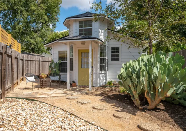 Photo 2 of Single family home for sale at 1914 Alegria Rd, Austin, TX 78757 | MLS# 7547058 | Listing updated on 2026-10-09