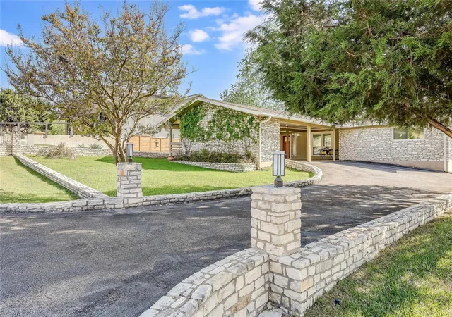 Photo 3 of Single family home for sale at 2802 Douglas Cv, Lago Vista, TX 78645 | MLS# 3678426 | Listing updated on 2026-09-18