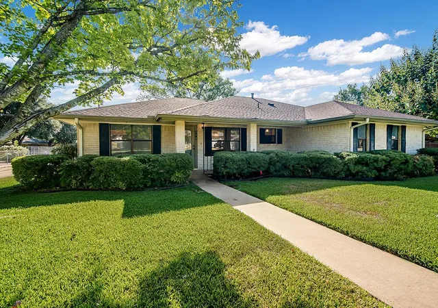 Single family home for sale at 208 Edgewood Dr, Fredericksburg, TX 78624 | MLS# 4344552