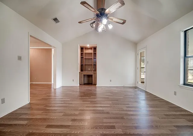 Photo 2 of Single family home for sale at 208 Edgewood Dr, Fredericksburg, TX 78624 | MLS# 4344552 | Listing updated on 2026-09-15