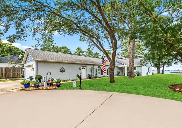 Photo 3 of Single family home for sale at 201 Lake Walden Cv, Montgomery, TX 77356 | MLS# 4541970 | Listing updated on 2026-09-20