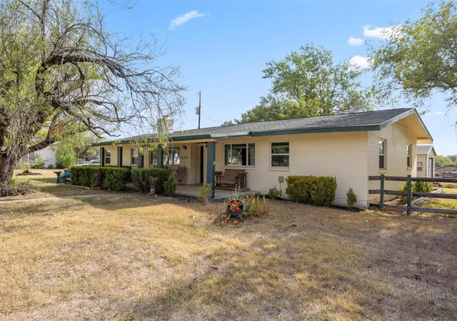 Photo 3 of Single family home for sale at 410 N Burnet St, Manor, TX 78653 | MLS# 3988911 | Listing updated on 2026-09-17