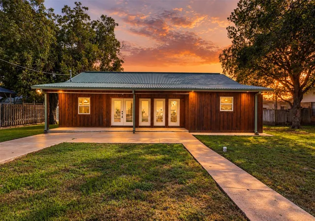 Photo 1 of Single family home for sale at 541 S Jackson St, La Grange, TX 78945 | MLS# 8666739 | Listing updated on 2026-09-26