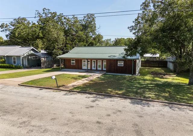 Photo 2 of Single family home for sale at 541 S Jackson St, La Grange, TX 78945 | MLS# 8666739 | Listing updated on 2026-09-26