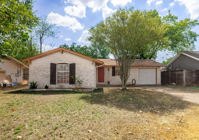 Photo 1 of Single family home for sale at 211 E Lisa Dr, Austin, TX 78752 | MLS# 8917575 | Listing updated on 2026-09-22
