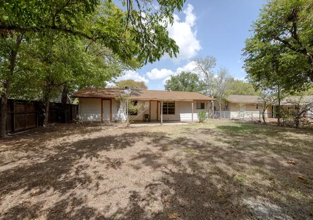 Photo 3 of Single family home for sale at 211 E Lisa Dr, Austin, TX 78752 | MLS# 8917575 | Listing updated on 2026-09-22
