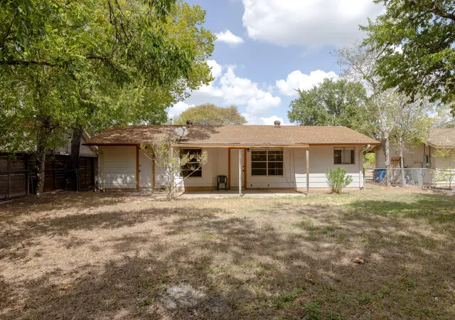 Photo 3 of Single family home for sale at 211 E Lisa Dr, Austin, TX 78752 | MLS# 8917575 | Listing updated on 2026-09-22