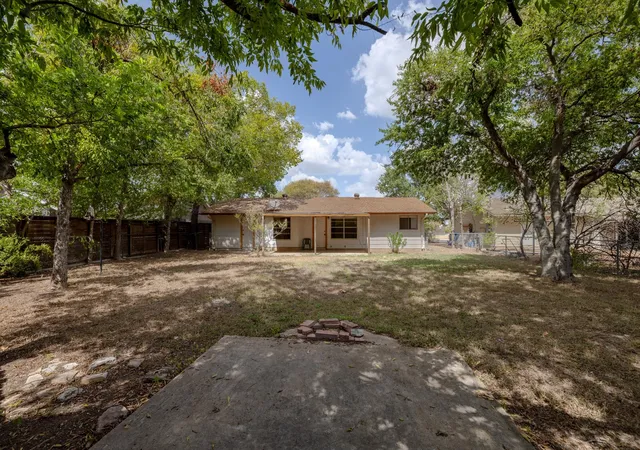 Photo 4 of Single family home for sale at 211 E Lisa Dr, Austin, TX 78752 | MLS# 8917575 | Listing updated on 2026-09-22