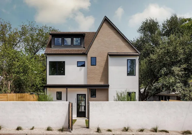 Photo 1 of Single family home for sale at 2014 East 10th, Austin, TX 78702 | MLS# 8142133 | Listing updated on 2026-09-18