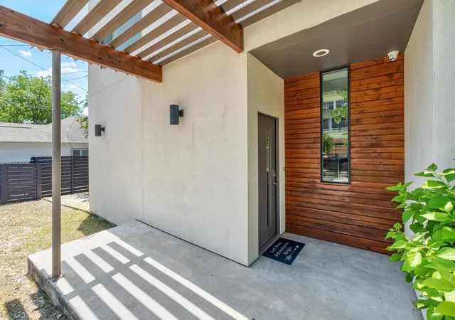 Photo 3 of Single family home for sale at 1606 Salina St, Austin, TX 78702 | MLS# 9634578 | Listing updated on 2026-09-17