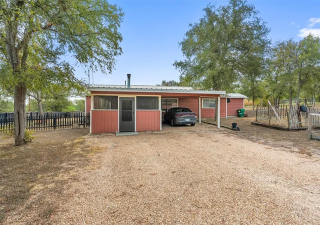 Photo 4 of Single family home for sale at 212 Thousand Oaks Dr, Cedar Creek, TX 78612 | MLS# 3509566 | Listing updated on 2026-09-24