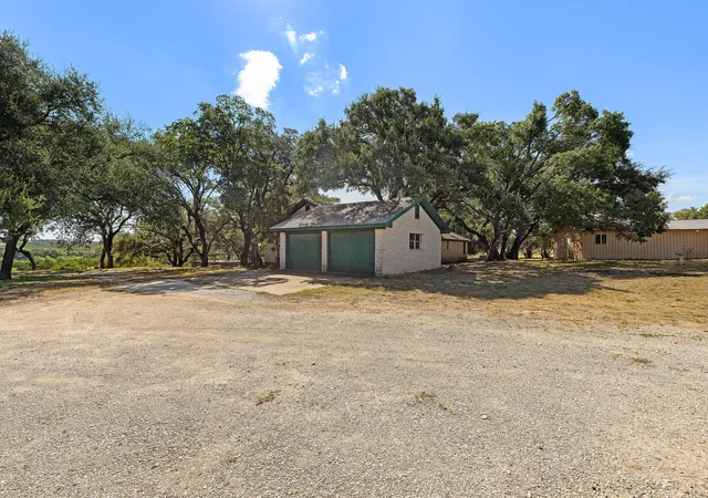 Photo 3 of House for sale at 305 Hidden Oaks Ln, Liberty Hill, TX 78642 | MLS# 9876056 | Listing updated on 2026-09-17