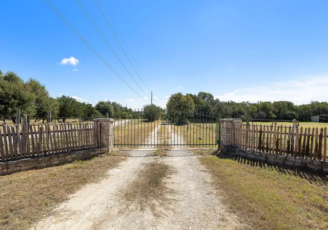 Photo 4 of House for sale at 305 Hidden Oaks Ln, Liberty Hill, TX 78642 | MLS# 9876056 | Listing updated on 2026-09-17