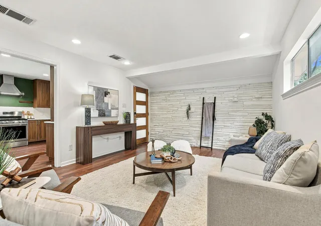 Photo 3 of Single family home for sale at 4501 Oakmont Blvd, Austin, TX 78731 | MLS# 9339550 | Listing updated on 2026-10-03