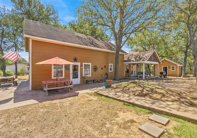 Photo 2 of Single family home for sale at 172 Heritage Oaks Dr, Cedar Creek, TX 78612 | MLS# 8165779 | Listing updated on 2026-10-09