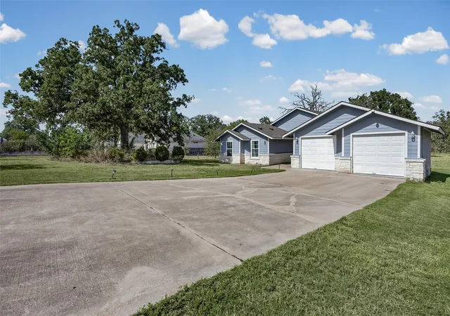 Photo 3 of Single family home for sale at 197 Wright Dr, Cedar Creek, TX 78612 | MLS# 2363026 | Listing updated on 2026-09-29