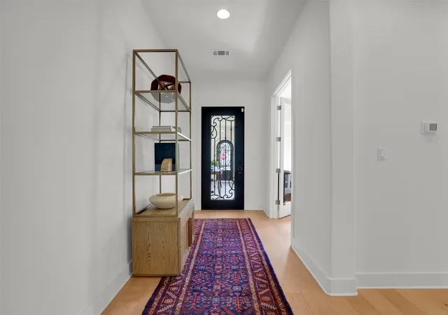 Listing Photo 4 - Condo for sale in building located at 960 Indian Hawthorne Dr, Georgetown, TX 78628 - Unit #V
