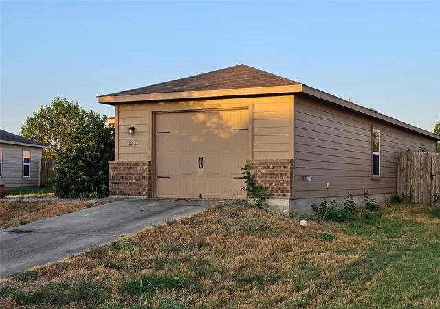 Photo 2 of Single family home for sale at 205 Millers Loop, Jarrell, TX 76537 | MLS# 5153221 | Listing updated on 2026-10-11