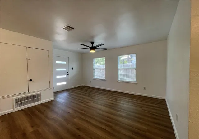 Listing Photo 4 - Condo for sale in building located at 1118 Brookswood Ave, Austin, TX 78721