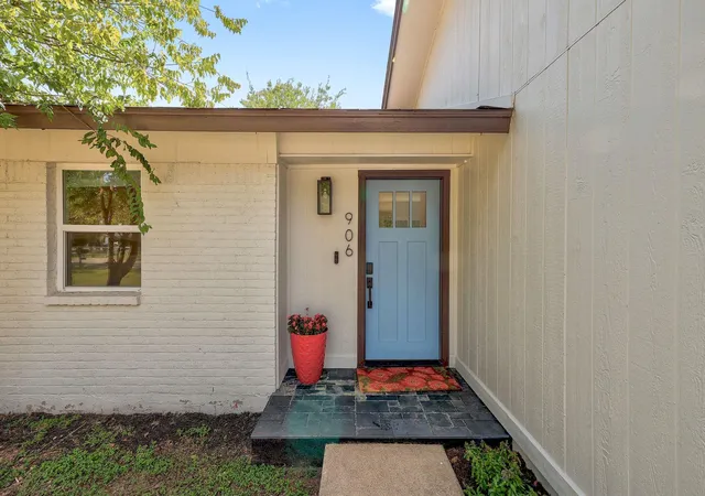 Photo 3 of Single family home for sale at 906 W 15th Street, Georgetown, TX 78626 | MLS# 6737506 | Listing updated on 2026-10-24
