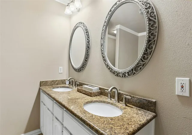 Listing Photo 5 - Condo for sale in building located at 10900 Crown Colony Dr, Austin, TX 78747 - Unit #2