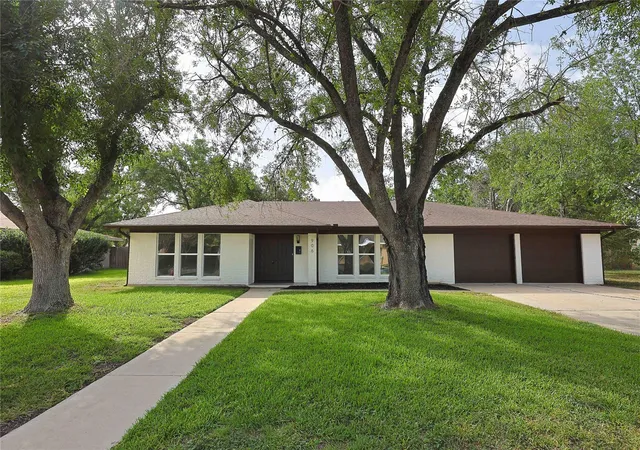 Photo 1 of Single family home for sale at 906 Merritt Dr, Lockhart, TX 78644 | MLS# 3473454 | Listing updated on 2026-09-21